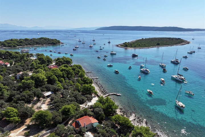 Split/Kaštela/Trogir: Blue Lagoon 3 Islands Tour with drinks