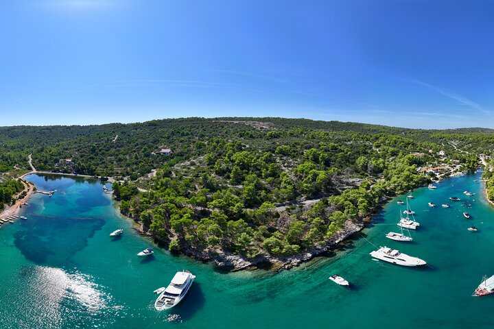 Split/Kaštela/Trogir: Blue Lagoon 3 Islands Tour with drinks