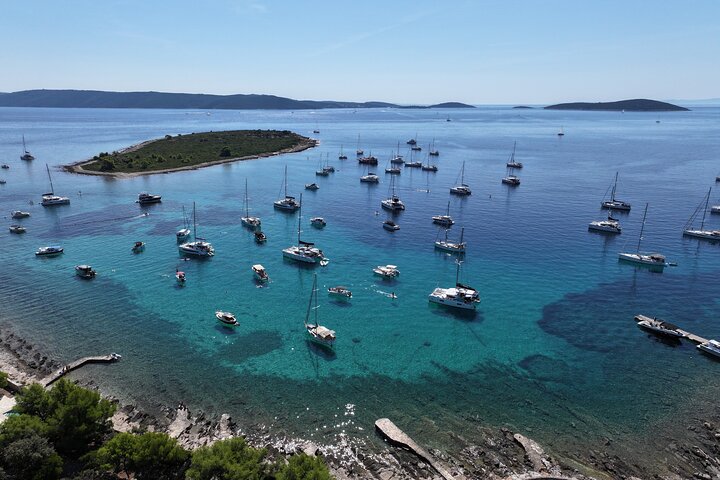 Split/Kaštela/Trogir: Blue Lagoon 3 Islands Tour with drinks