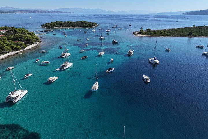 Split/Kaštela/Trogir: Blue Lagoon 3 Islands Tour with drinks