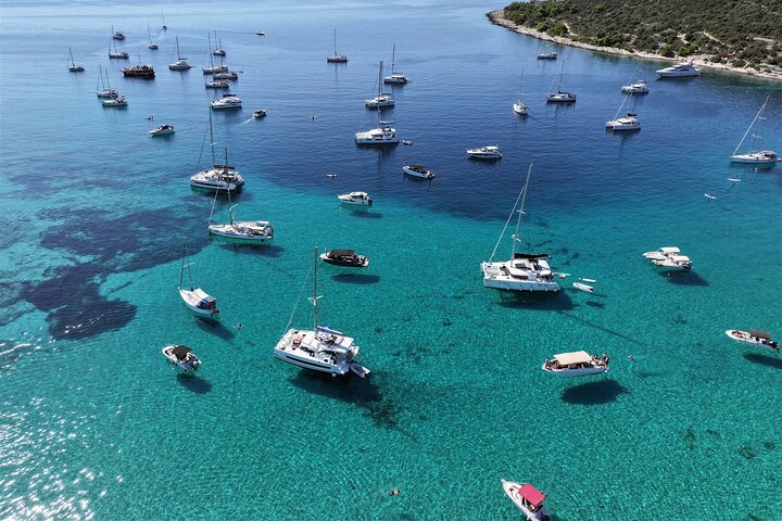 Split/Kaštela/Trogir: Blue Lagoon 3 Islands Tour with drinks