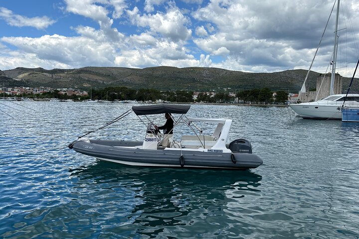 Split/Kaštela/Trogir: Blue Lagoon 3 Islands Tour with drinks