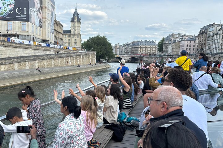 Paris Seine River Sightseeing Cruise with Commentary by Bateaux Parisiens
