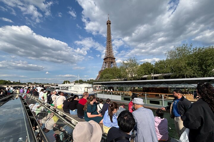 Paris Seine River Sightseeing Cruise with Commentary by Bateaux Parisiens