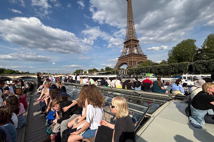 Paris Seine River Sightseeing Cruise with Commentary by Bateaux Parisiens