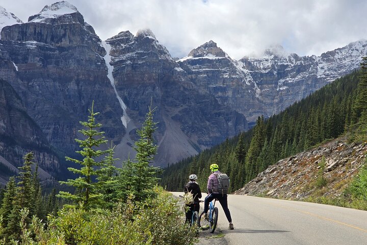 Explore Moraine Lake and Lake Louise — A Half Day Tour
