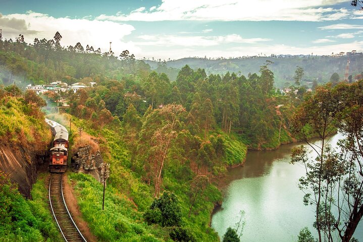 From Kandy: Second/Third Class Scenic Train Ticket to Ella