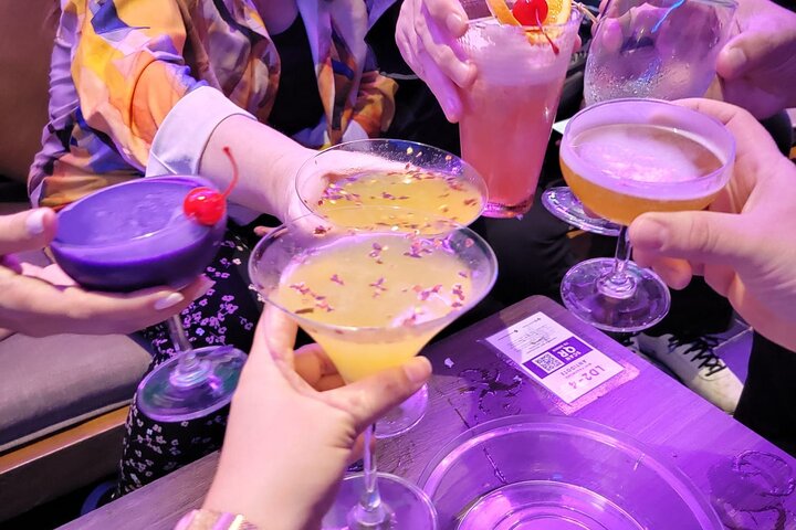 Makati : Pubcrawl Midget boxing rooftop music and gogo clubs