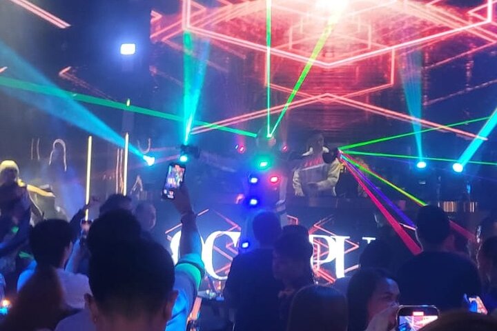 Makati : Pubcrawl Midget boxing rooftop music and gogo clubs