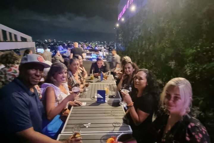 Makati : Pubcrawl Midget boxing rooftop music and gogo clubs