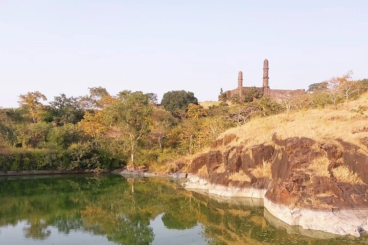 Sacred Sanctuaries: Omkareshwar & Asirgarh Fort Day Tour