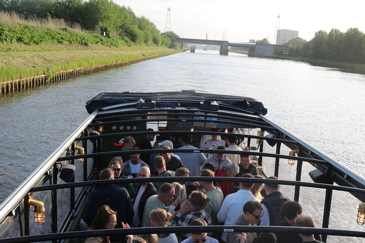 Groningen: 2 Hour Party Booze Cruise with Unlimited Drinks