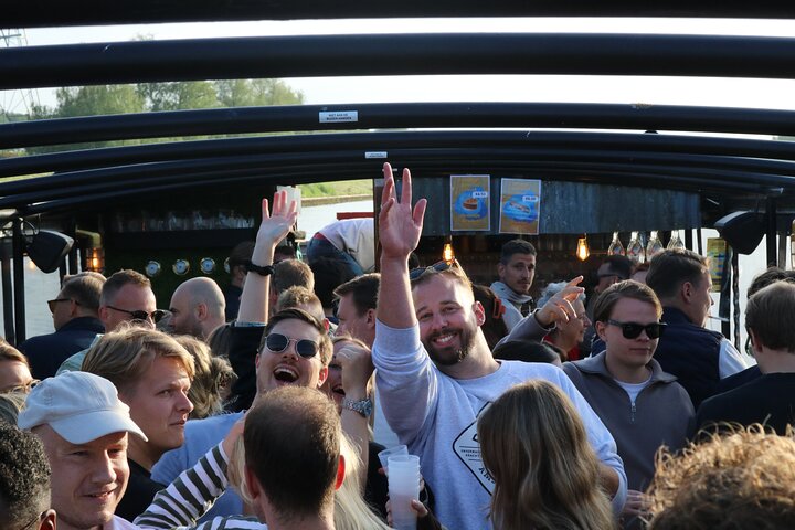 Groningen: 2 Hour Party Booze Cruise with Unlimited Drinks