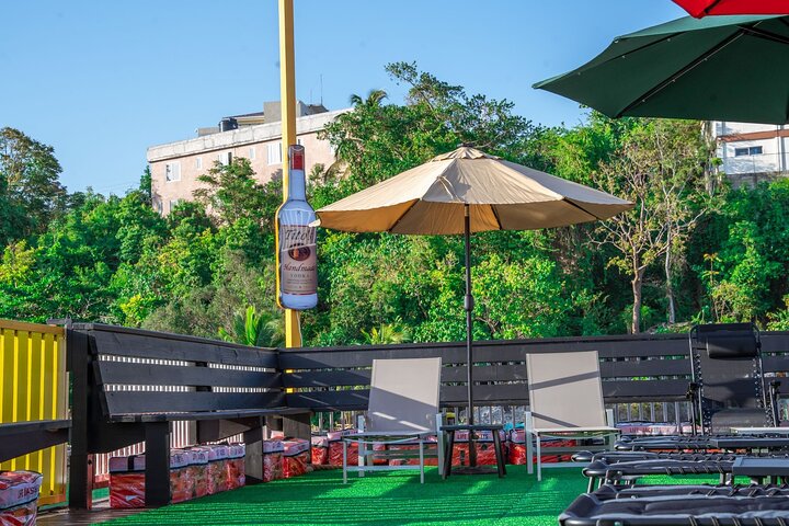 Poko Loko Floating Bar: Island Chill