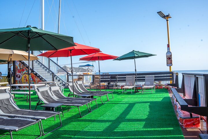 Poko Loko Floating Bar: Island Chill