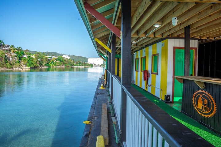 Poko Loko Floating Bar: Island Chill