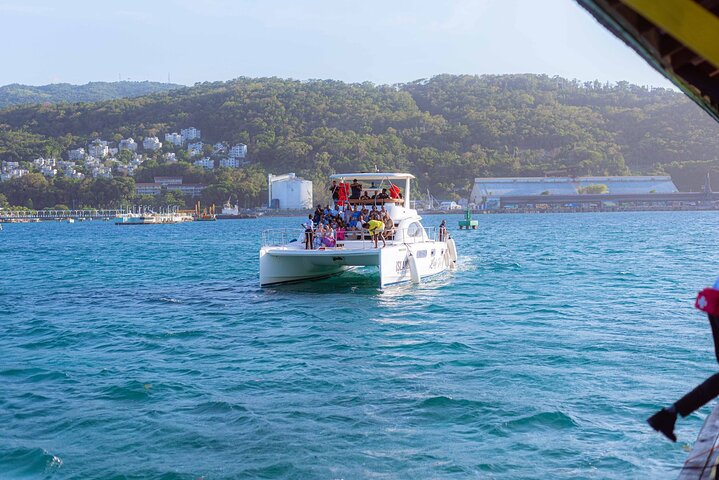 Poko Loko Floating Bar: Island Chill