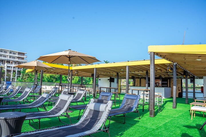 Poko Loko Floating Bar: Island Chill