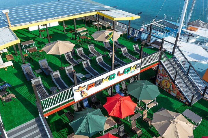 Poko Loko Floating Bar: Island Chill