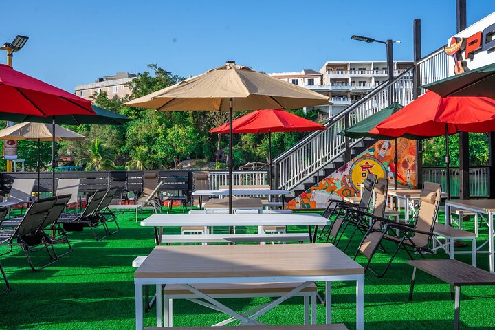 Poko Loko Floating Bar: Island Chill