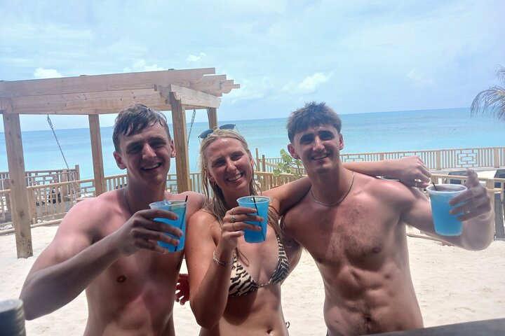 Nas: 3 islands Tour ,snorkel, Turtles, pigs and lunch