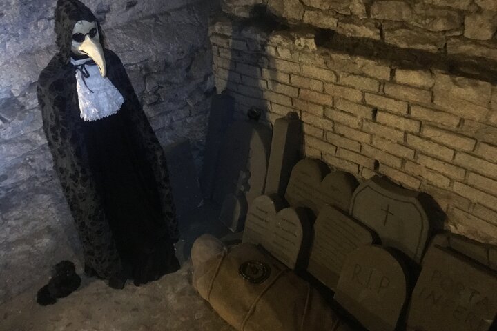 Prague Old Town, Medieval Underground and Dungeon Historical Tour