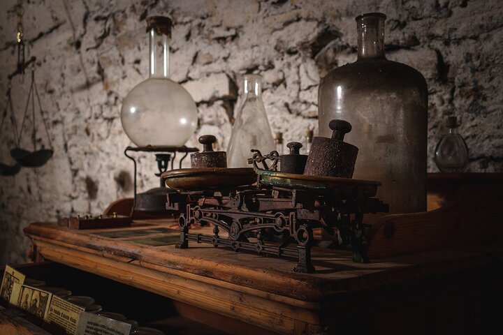 Prague Old Town, Medieval Underground and Dungeon Historical Tour