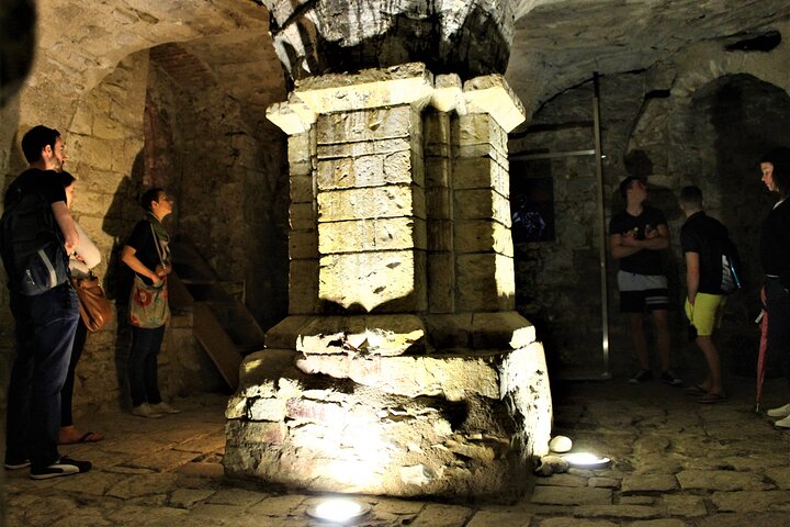 Prague Old Town, Medieval Underground and Dungeon Historical Tour