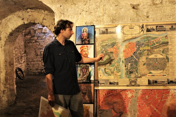 Prague Old Town, Medieval Underground and Dungeon Historical Tour