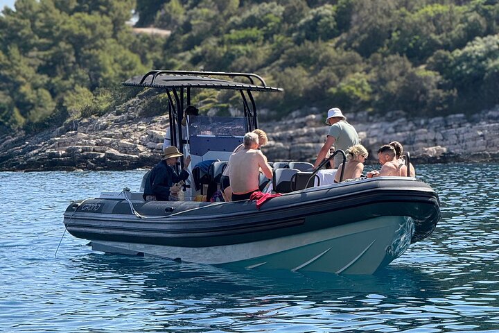 Makarska: 3-Island Speedboat Tour with Cave and Blue Lagoon