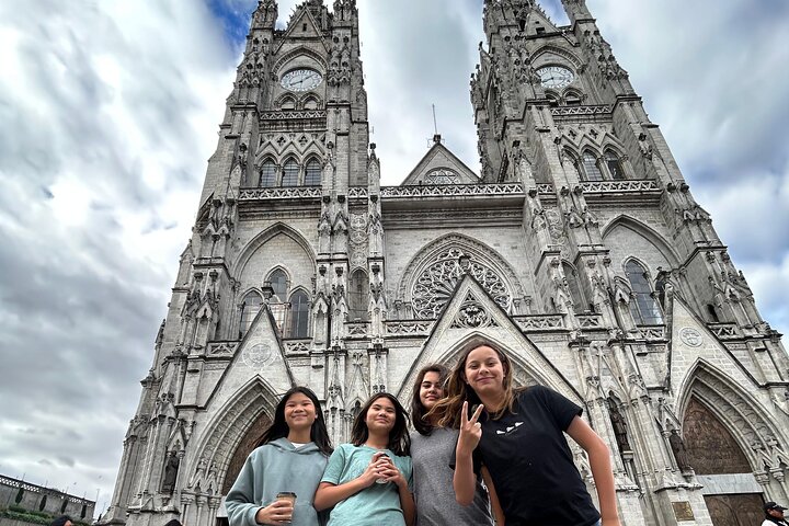 PRIVATE City Tour: Quito Colonial, Half the World and Cable Car