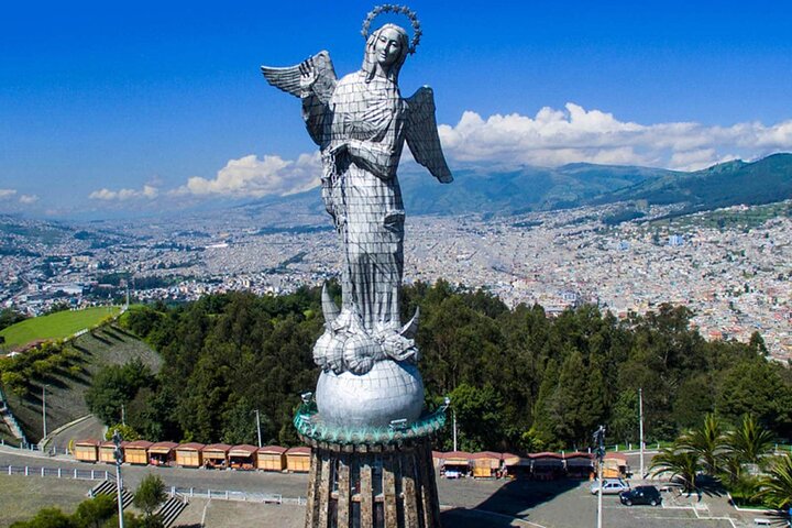 PRIVATE City Tour: Quito Colonial, Half the World and Cable Car