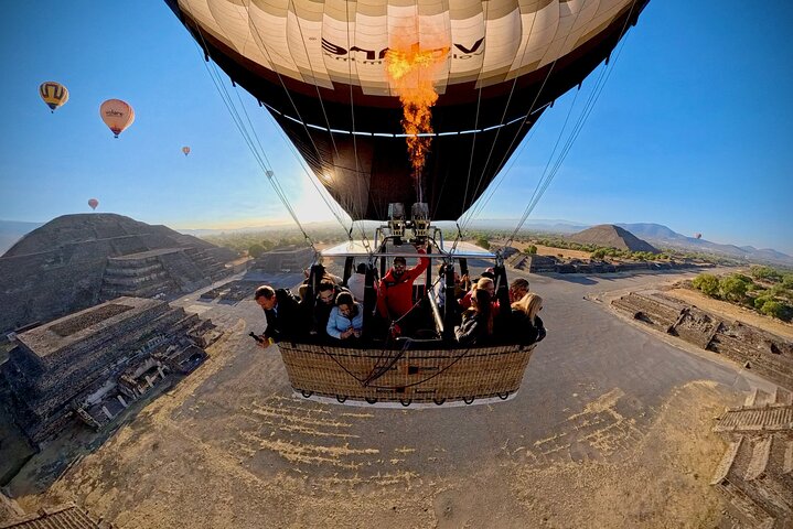 Teotihuacan Hot Air Balloon Flight from Mexico City / Volare