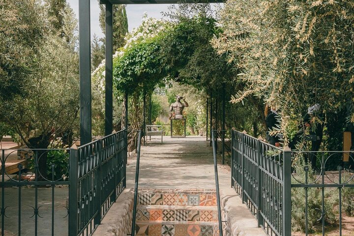 Visit 3 Wineries (The Enemy Included) + Lunch & Private Transport