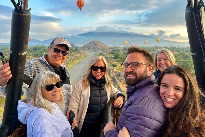 Teotihuacan Hot Air Balloon Flight from Mexico City / Volare