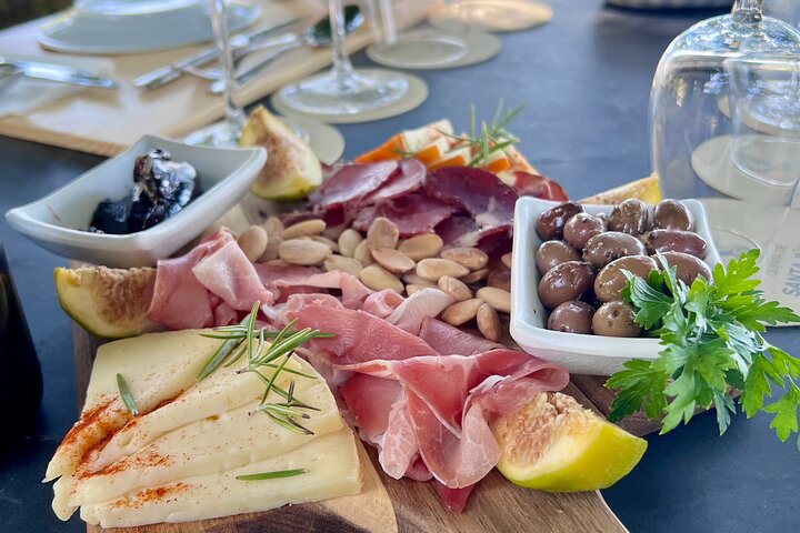 Douro valley private historic tour with Vineyard Lunch