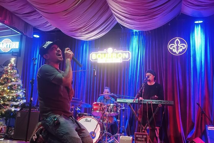 Makati : Pubcrawl Midget boxing rooftop music and gogo clubs