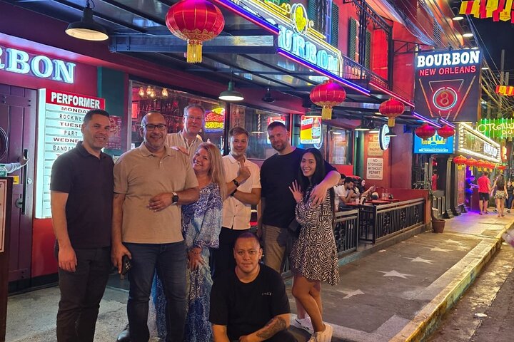 Makati : Pubcrawl Midget boxing rooftop music and gogo clubs