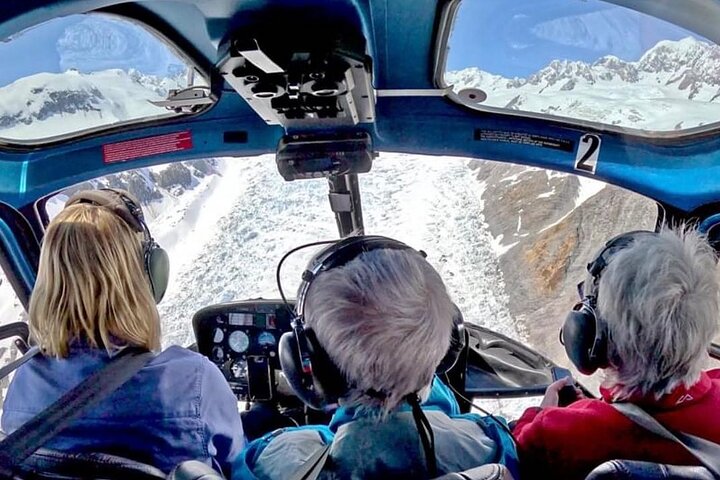 Pilot’s Choice: 2 Glaciers & Snow Landing – 35min