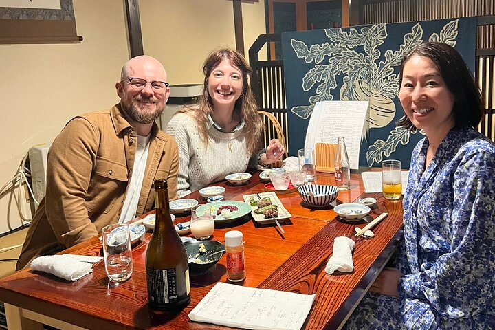 Takayama: Private Night Walking Tour with Dinner