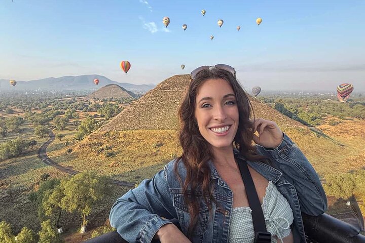 Balloon flight + pick up in CDMX + Breakfast in Cave + Pyramids