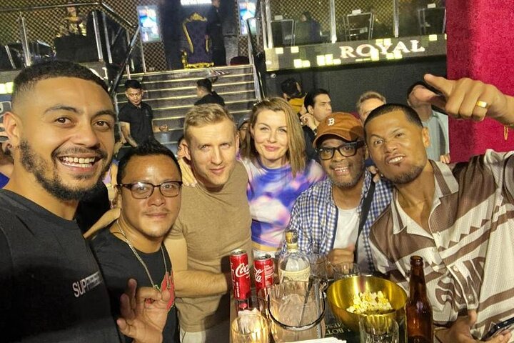 Makati : Pubcrawl Midget boxing rooftop music and gogo clubs