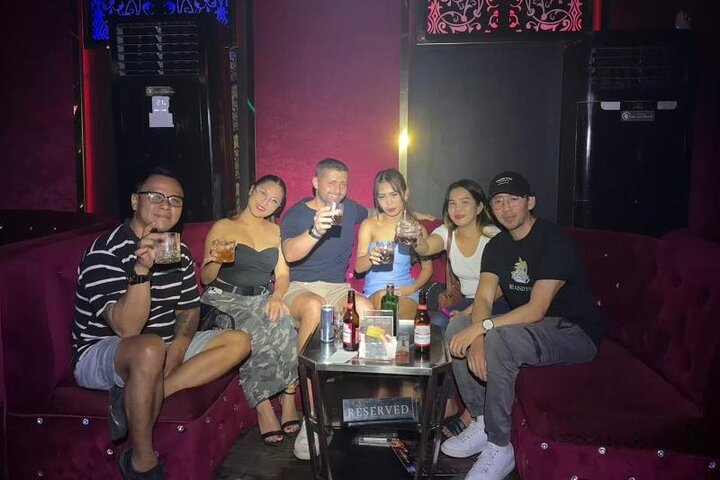 Makati : Pubcrawl Midget boxing rooftop music and gogo clubs