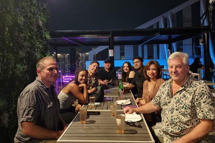 Makati : Pubcrawl Midget boxing rooftop music and gogo clubs