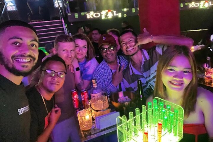 Makati : Pubcrawl Midget boxing rooftop music and gogo clubs