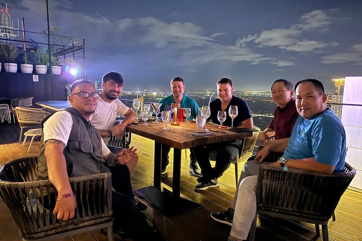 Makati : Pubcrawl Midget boxing rooftop music and gogo clubs
