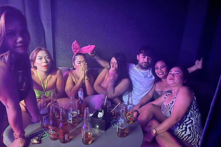 Makati : Pubcrawl Midget boxing rooftop music and gogo clubs