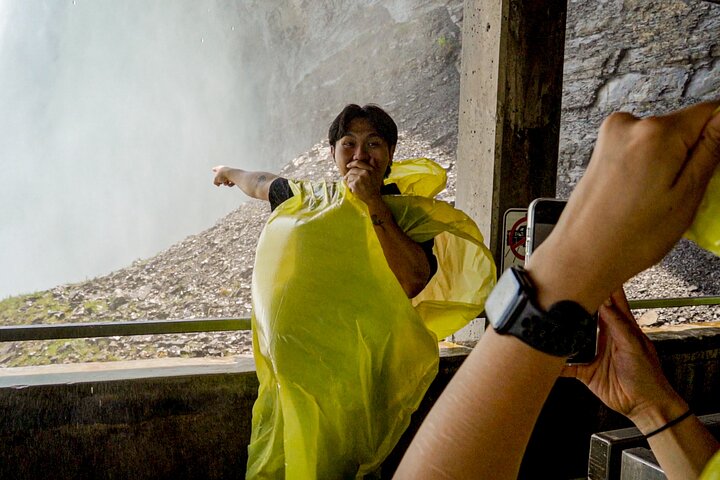 Niagara Falls Small-Group Tour with Niagara City Cruise Boat Ride