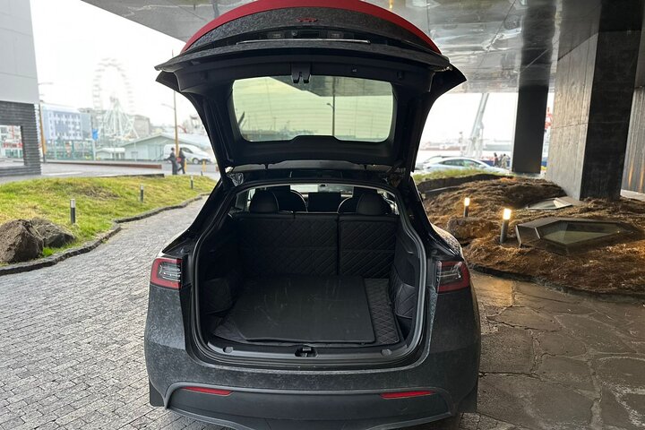 Keflavik Airport: One-way Private Transfer to/from Reykjavik