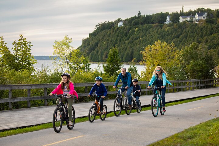 Guided Bike Tour of Mackinac Island with Scenic Views